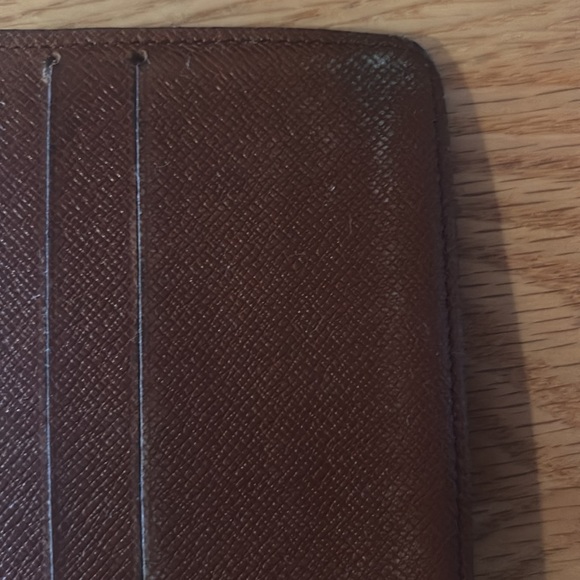 Authentic men’s Louis Vuitton wallet. Pre owned and corners gently tattered. - Picture 6 of 11